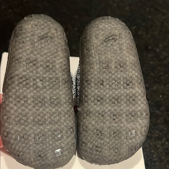 Nike Kids Flyknit Shoes - Black and Gray - Picture 5 of 8